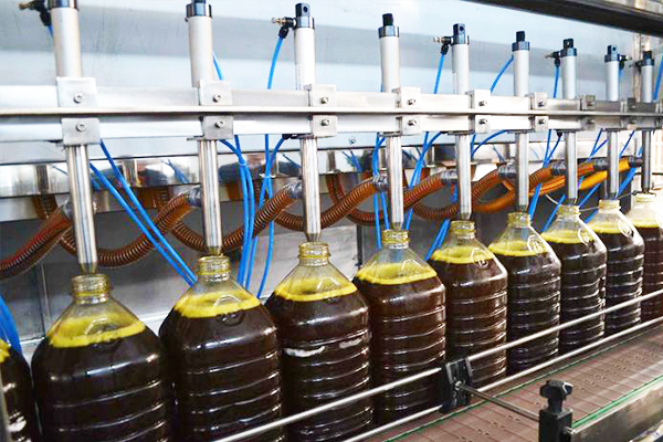 全自动液体包装机：高精度灌装一体化封装